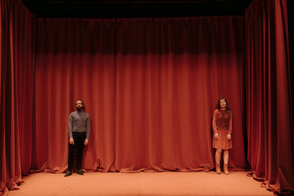 Lisbeth et Crevel sont dans une lumière écrasante, création lumière de Jérôme Baudouin, créateur lumière en danse, théâtre et spectacle vivant.